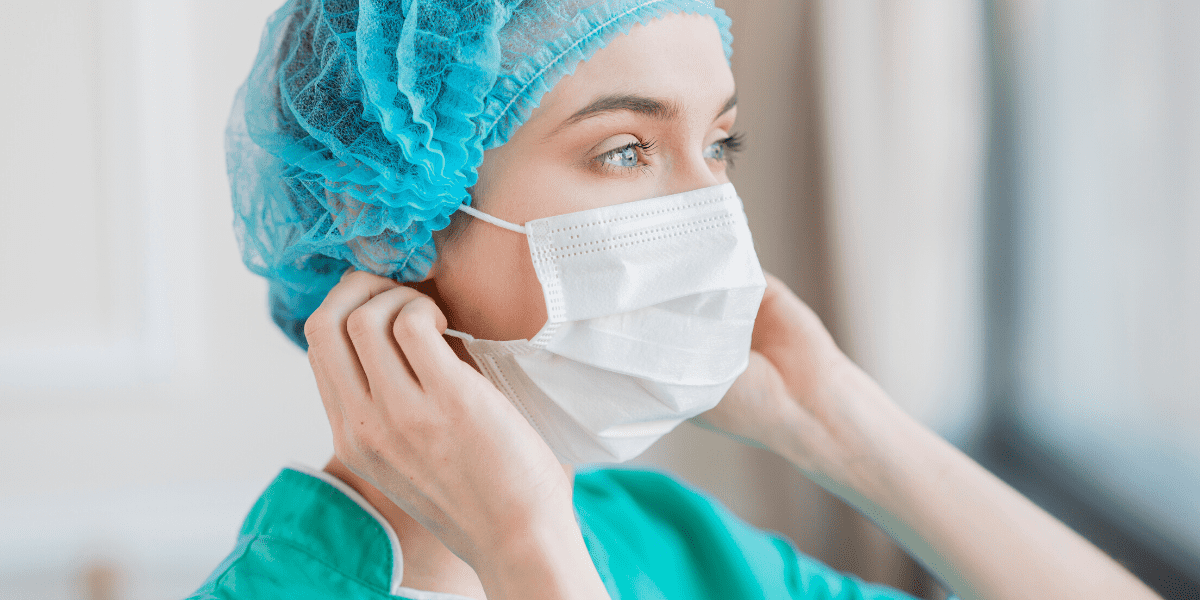 The Right Way To Put On And Put Off A Face Mask